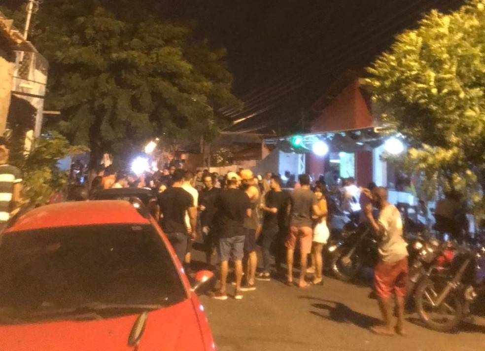 Muita bebida e pessoas sem máscaras e aglomeradas no Centro de Teresina